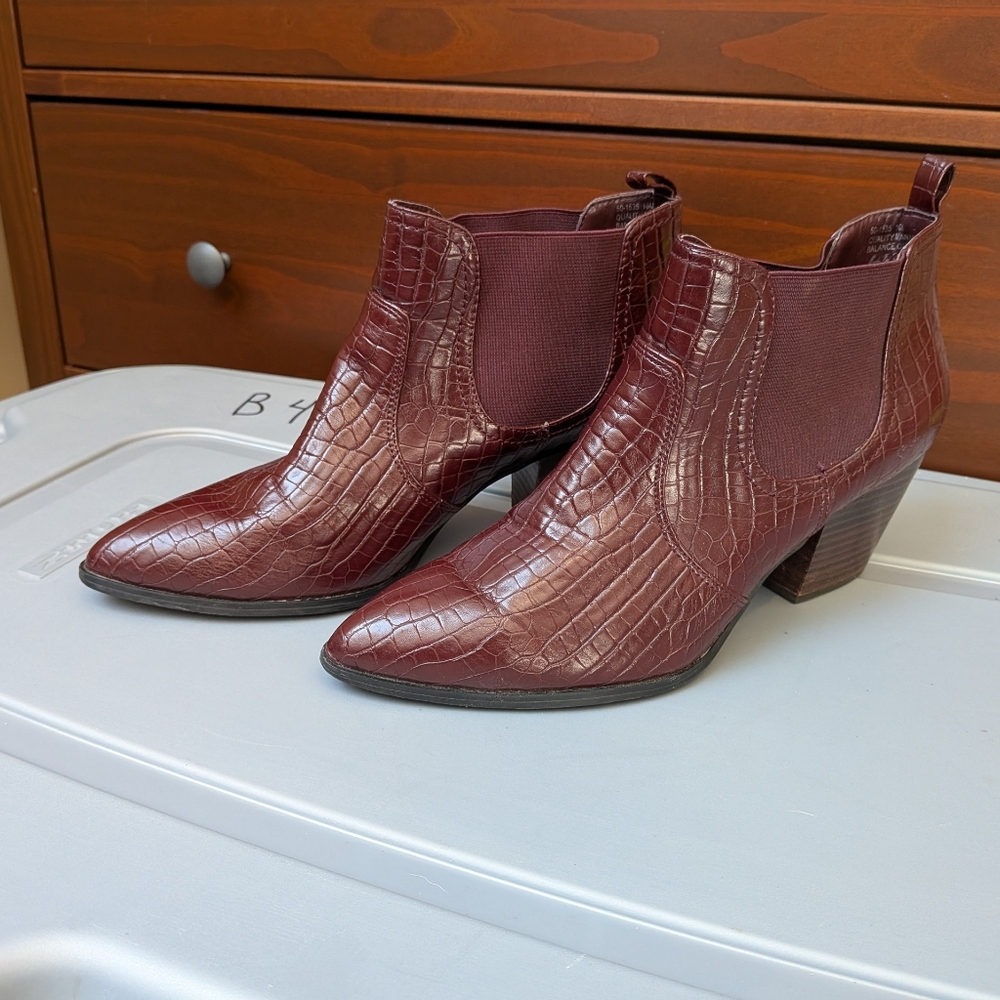 Bella Vita Women's Healed Bootie Maroon Snakeskin Sz 10